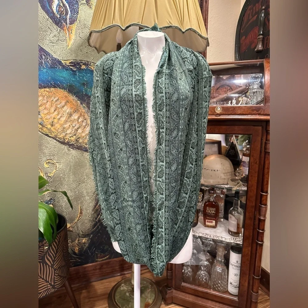 EUC infinity green Peisley  scarf